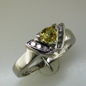YELLOW SAPPHIRE & DIAMOND RING