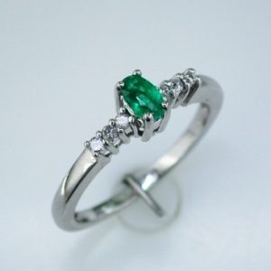 EMERALD & DIAMOND RING