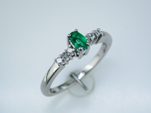 EMERALD & DIAMOND RING