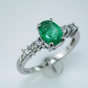 EMERALD & DIAMOND RING