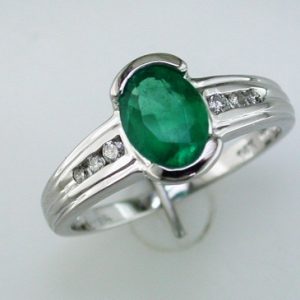 EMERALD & DIAMOND RING