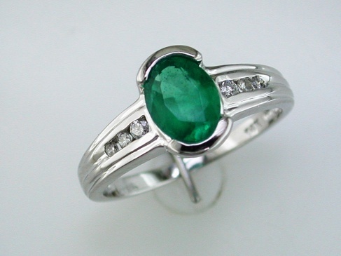 EMERALD & DIAMOND RING
