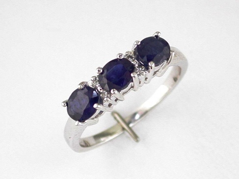 SAPPHIRE & DIAMOND RING