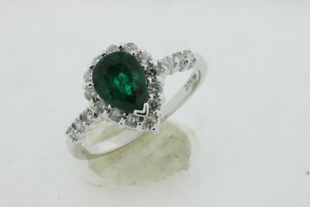 EMERALD & DIAMOND RING