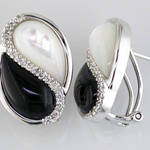 ONYX MOTHER OF PEARL EARRING