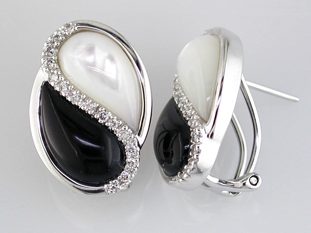 ONYX MOTHER OF PEARL EARRING