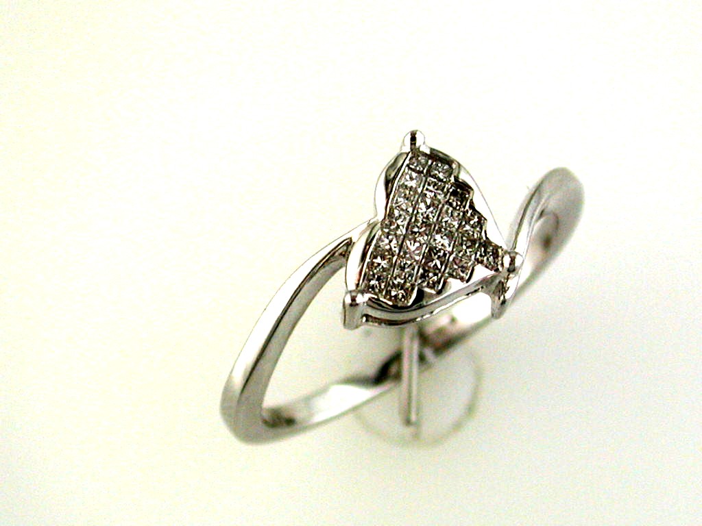 DIAMOND HEART RING