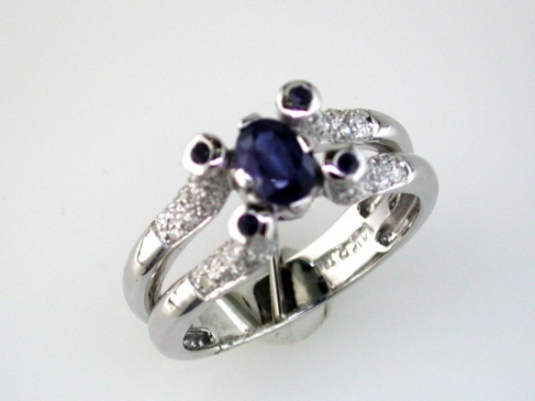 SAPPHIRE & DIAMOND RING