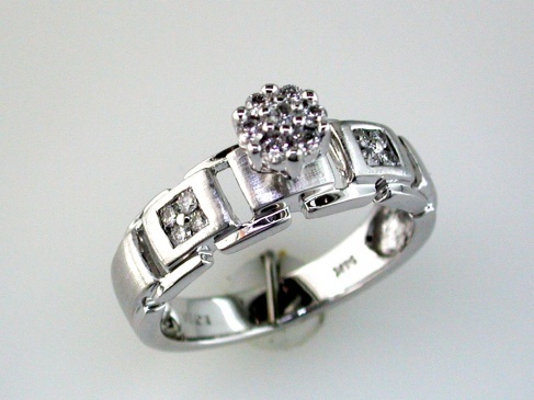 DIAMOND ENGAGEMENT RING
