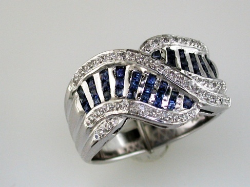 SAPPHIRE & DIAMOND RING