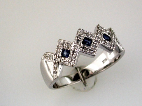 SAPPHIRE & DIAMOND RING