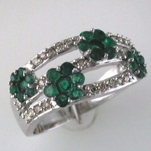 EMERALD & DIAMOND RING