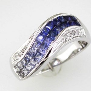 SAPPHIRE & DIAMOND RING