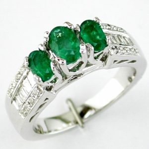 EMERALD & DIAMOND RING
