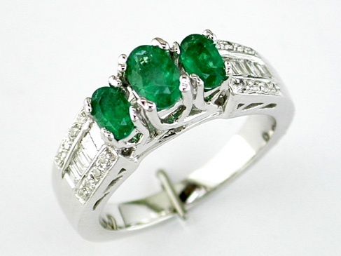 EMERALD & DIAMOND RING