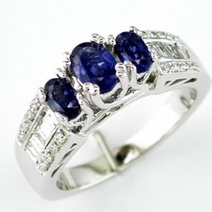 SAPPHIRE & DIAMOND RING