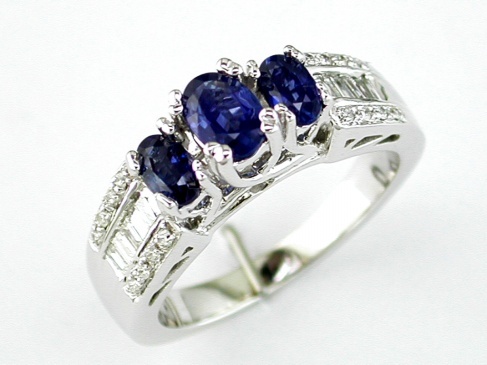 SAPPHIRE & DIAMOND RING