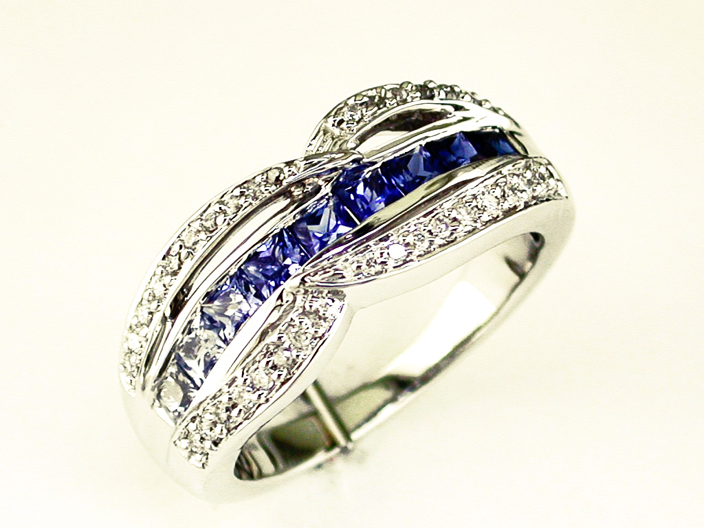 SAPPHIRE & DIAMOND RING