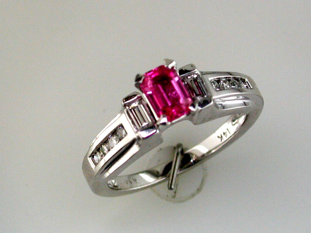 PINK SAPPHIRE & DIAMOND RING