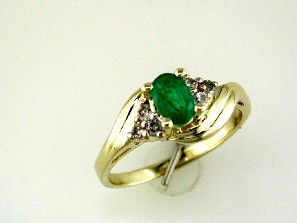 EMERALD & DIAMOND RING