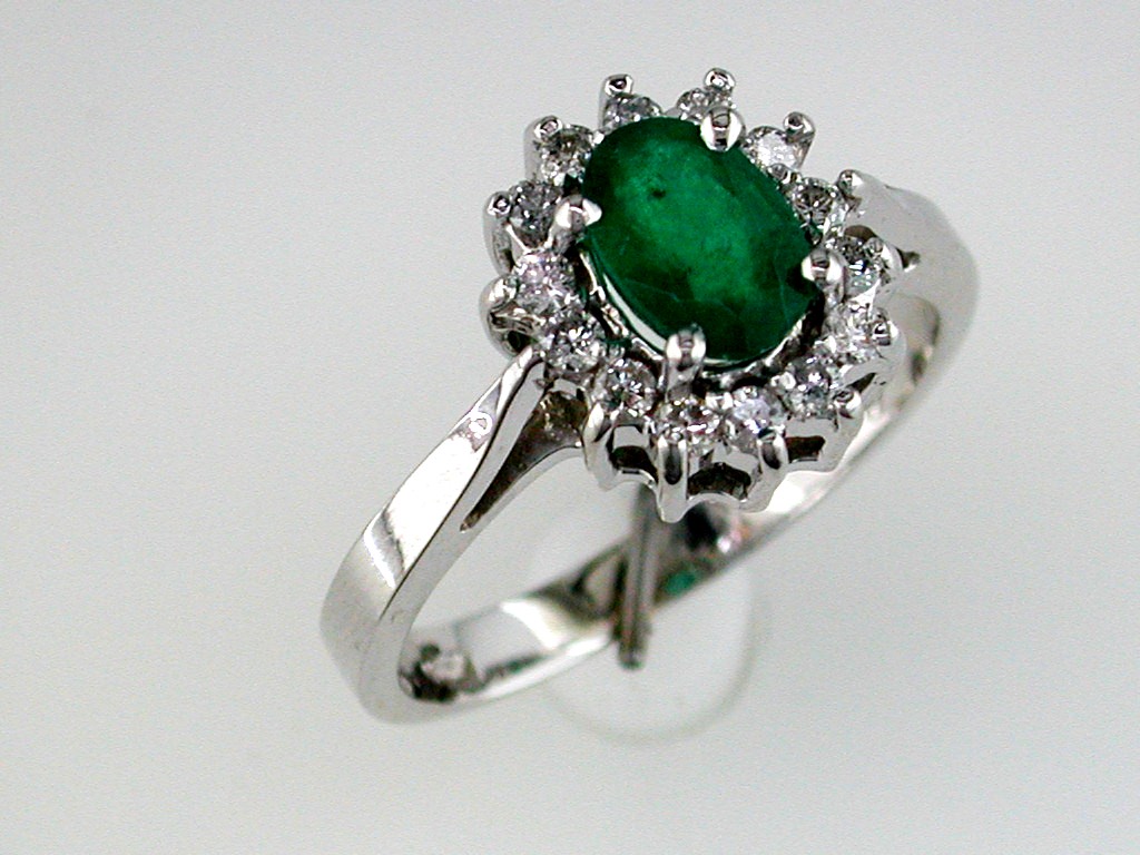 EMERALD & DIAMOND RING