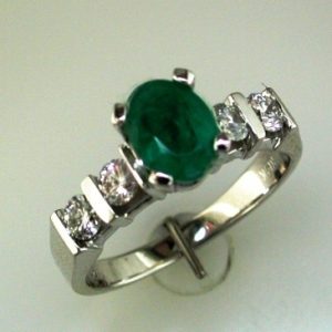 EMERALD & DIAMOND RING