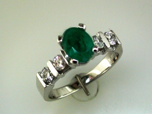 EMERALD & DIAMOND RING