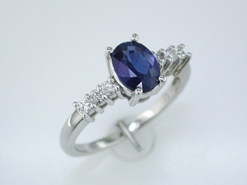 SAPPHIRE & DIAMOND RING