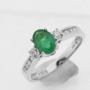 EMERALD & DIAMOND RING