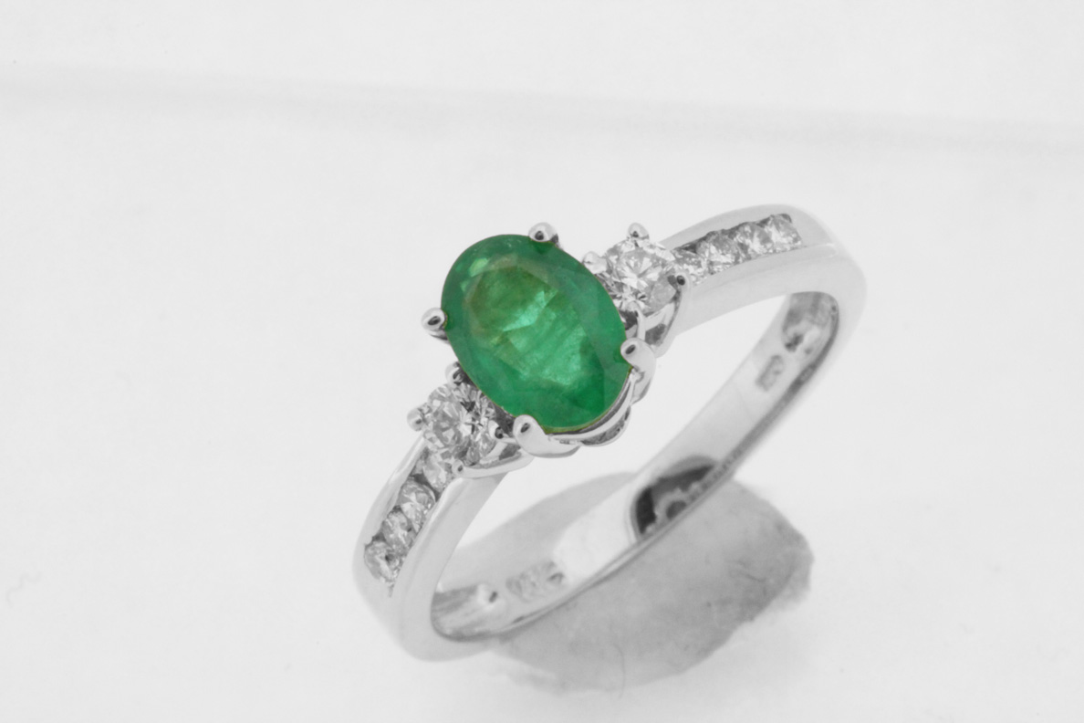 EMERALD & DIAMOND RING