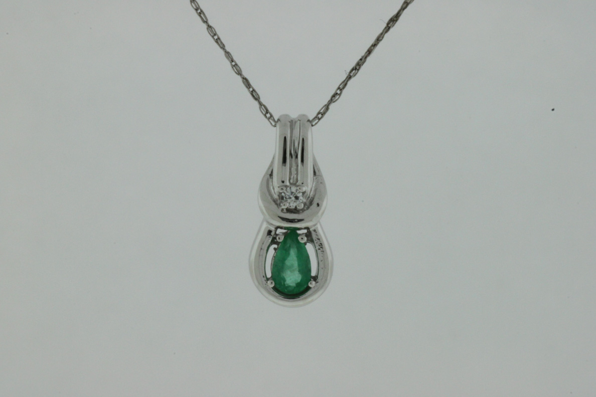EMERALD & DIAMOND PENDANT