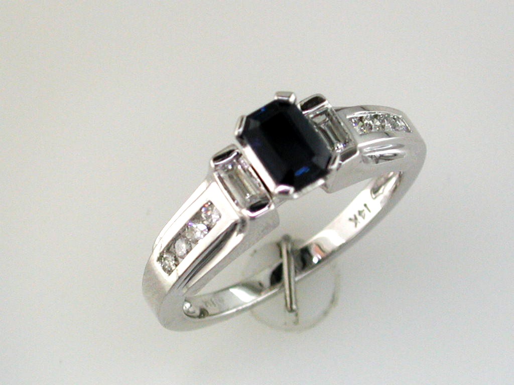 SAPPHIRE & DIAMOND RING
