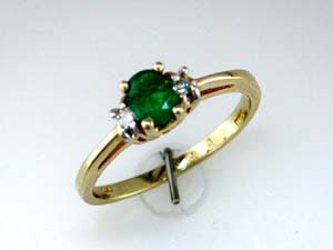 EMERALD & DIAMOND RING