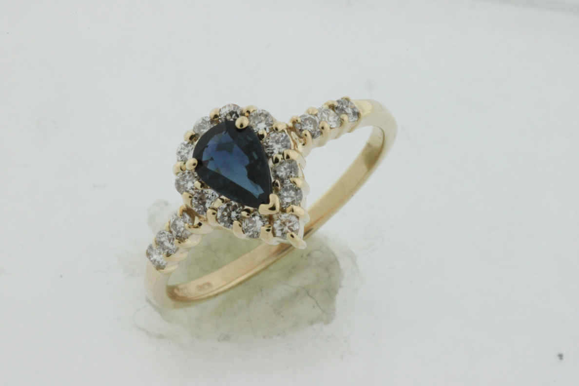 SAPPHIRE & DIAMOND RING