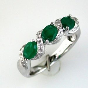 EMERALD & DIAMOND RING