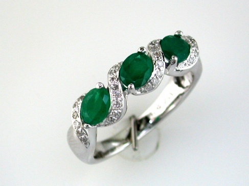 EMERALD & DIAMOND RING