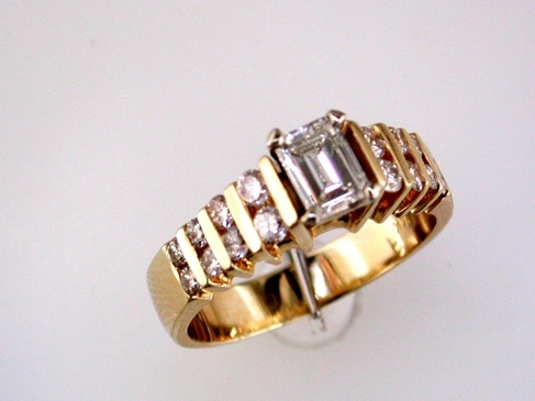 DIAMOND ENGAGEMENT RING