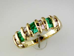 EMERALD & DIAMOND RING