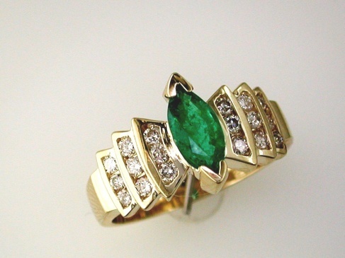 EMERALD & DIAMOND RING