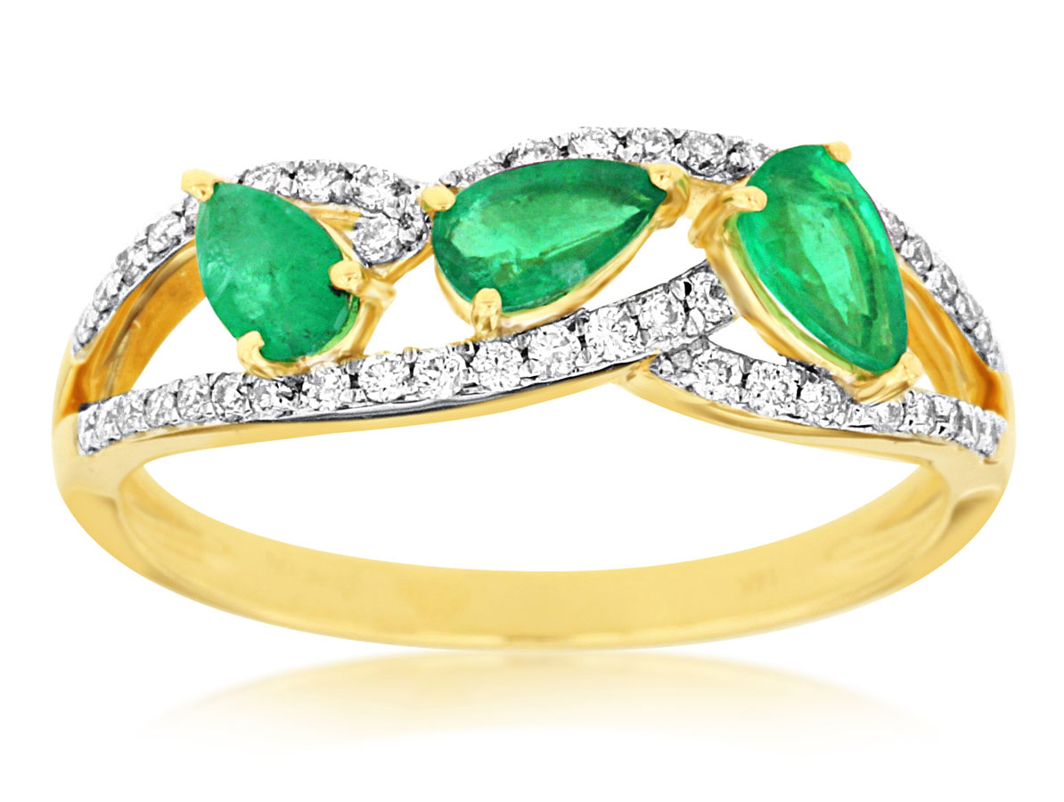 EMERALD & DIAMOND RING