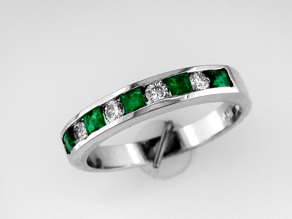 EMERALD & DIAMOND RING