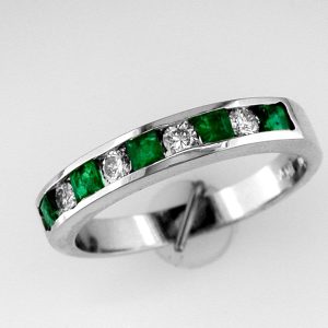 EMERALD & DIAMOND RING