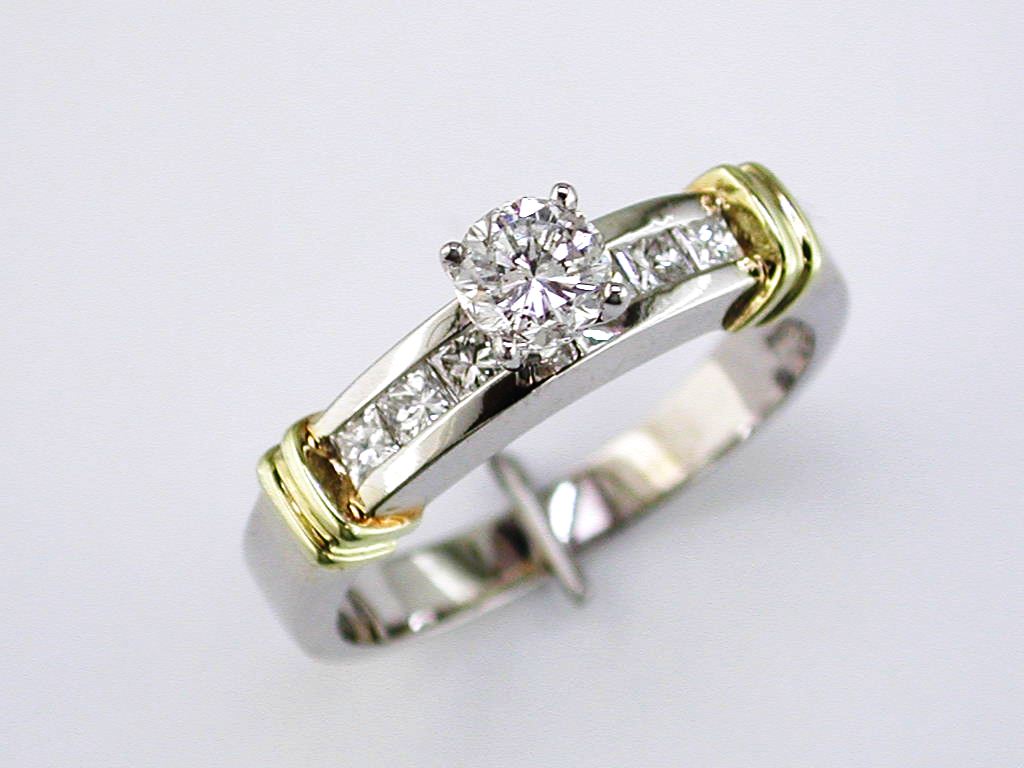 DIAMOND ENGAGEMENT RING (W.G)
