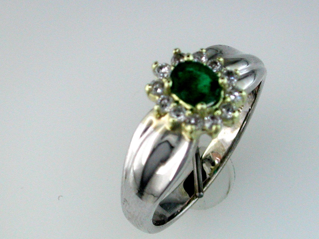 EMERALD & DIAMOND RING