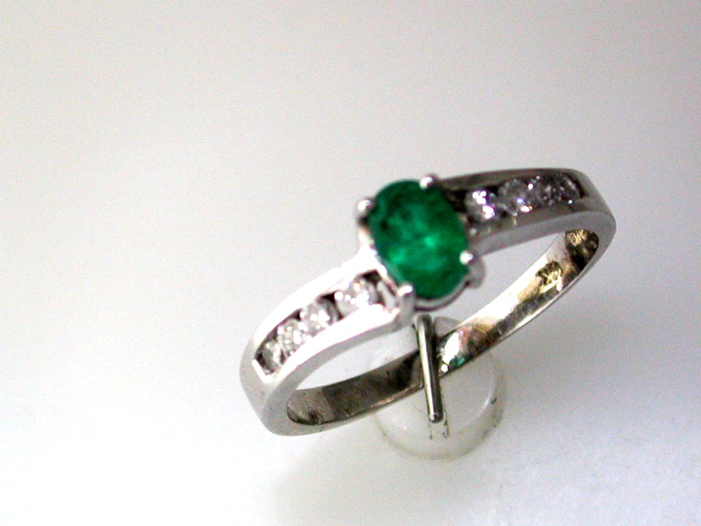 EMERALD & DIAMOND RING