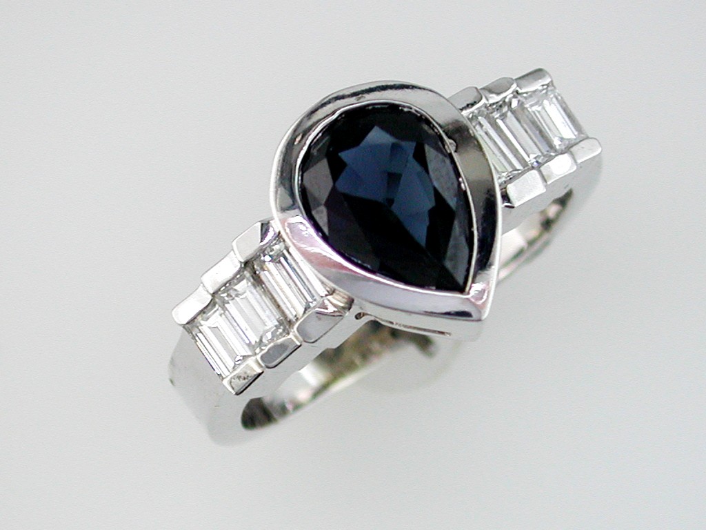 SAPPHIRE & DIAMOND RING