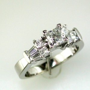 DIAMOND ENGAGEMENT RING