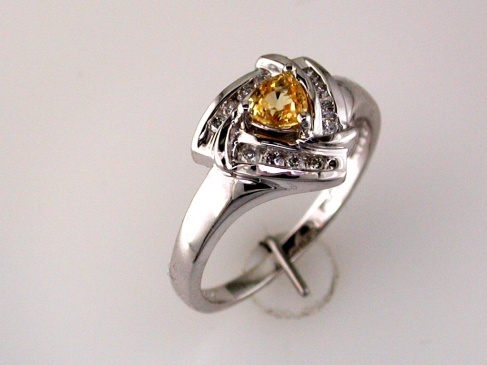 YELLOW SAPPHIRE & DIAMOND RING