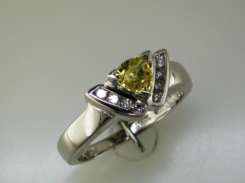 YELLOW SAPPHIRE & DIAMOND RING