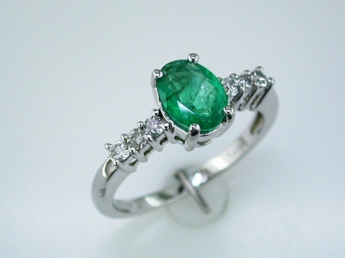 EMERALD & DIAMOND RING